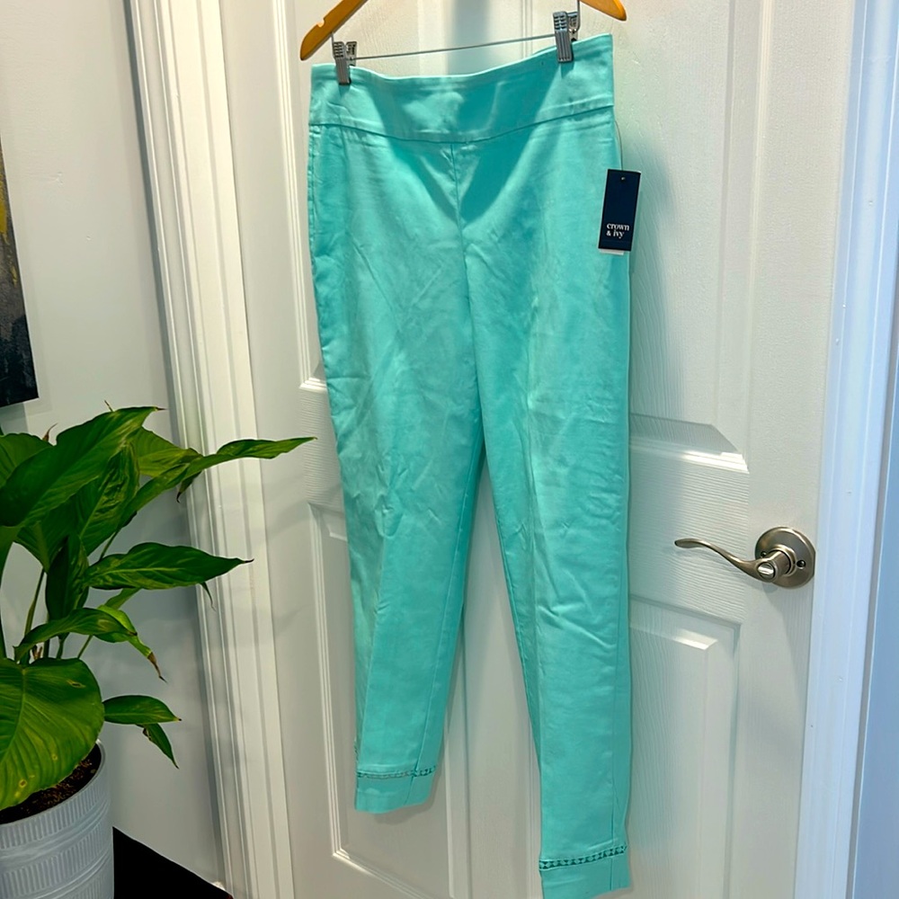 NWT Very cute ankle length pants by crown and Ivy size 14